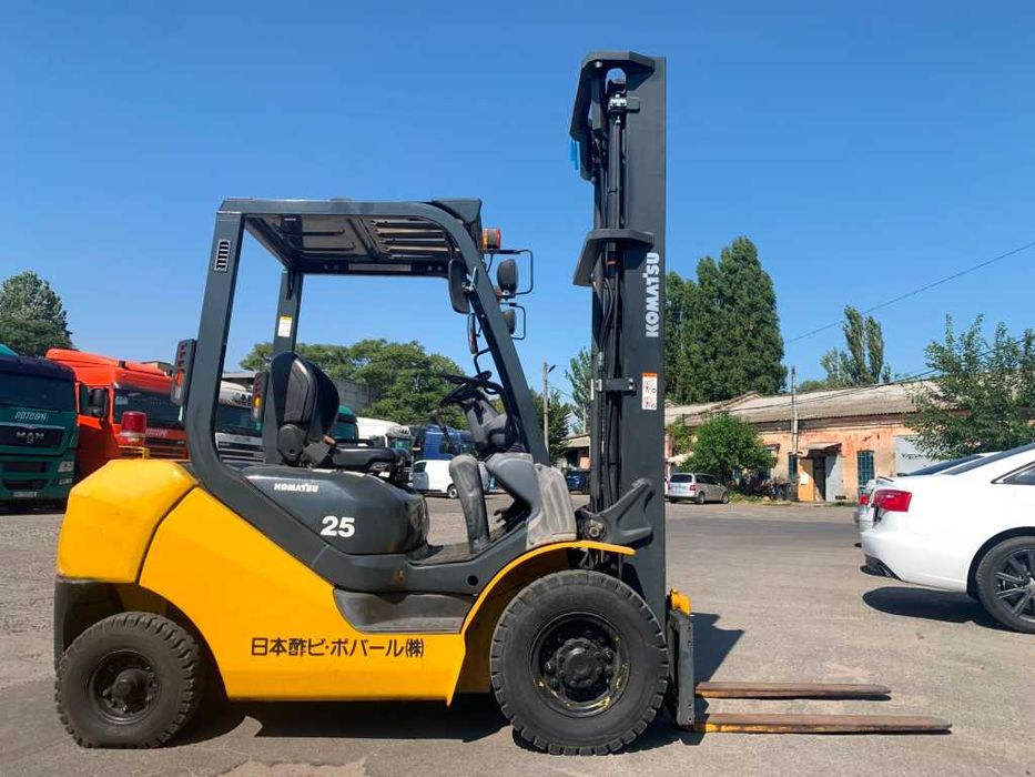 Вилочний автонавантажувач Komatsu,з дод. лiн. та щоглою 4.5 метри.