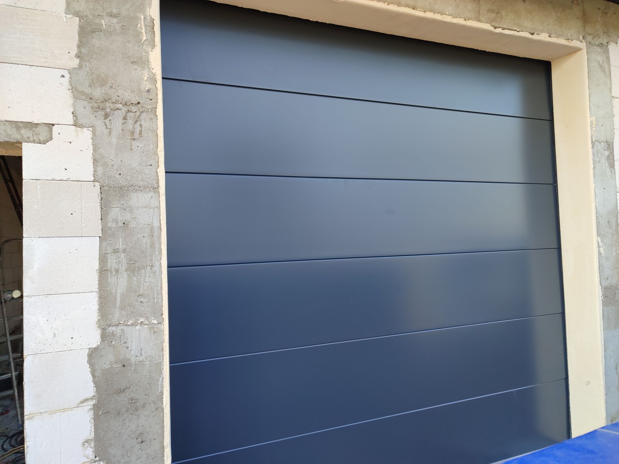 Brama garażowa 3x3 m.  Kolor czarny 9005 , antracyt 7016 , biała 9010