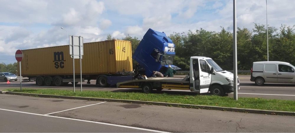 Mobilny serwis TIR naprawa ciągników siodłowych na drodze autostrada