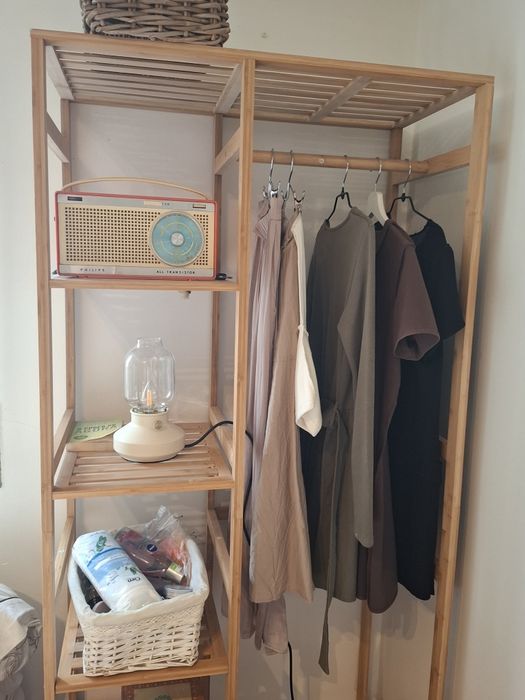 Roupeiro aberto em bambu lindo e em bom estado