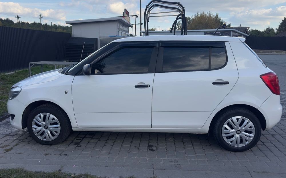 Машина шкода фабія 2014 рік