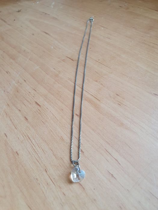 Srebrny łańcuszek wraz z wisiorkiem kryształowe serduszko