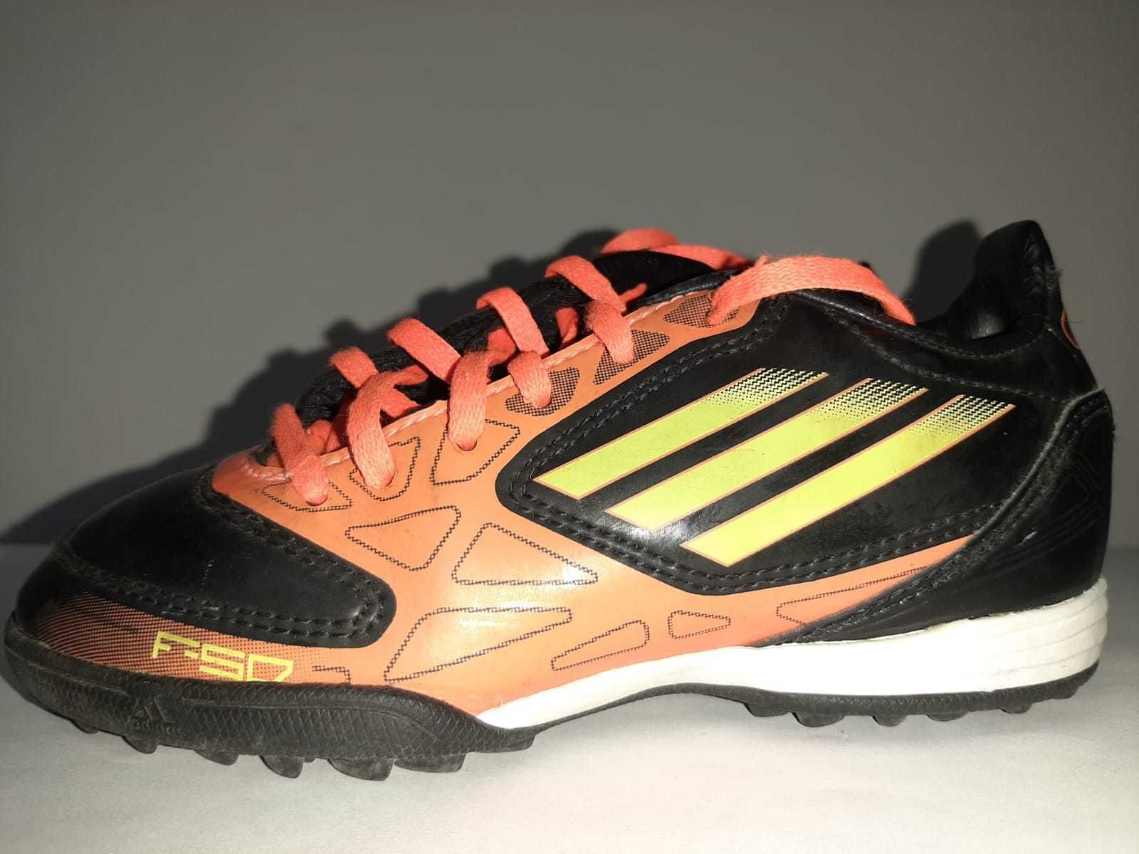 Ténis Adidas de futebol de menino tamanho 30