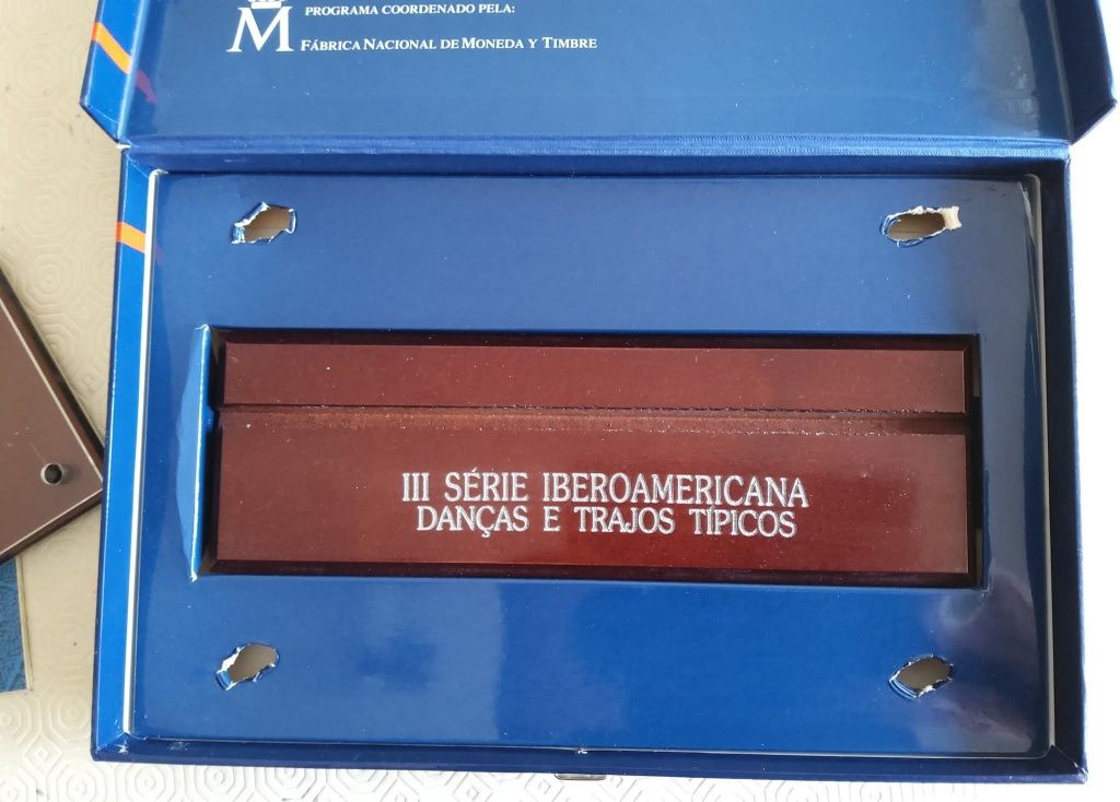 15425#Estojo vazio serie ibero americana caixa exterior e livro 
para