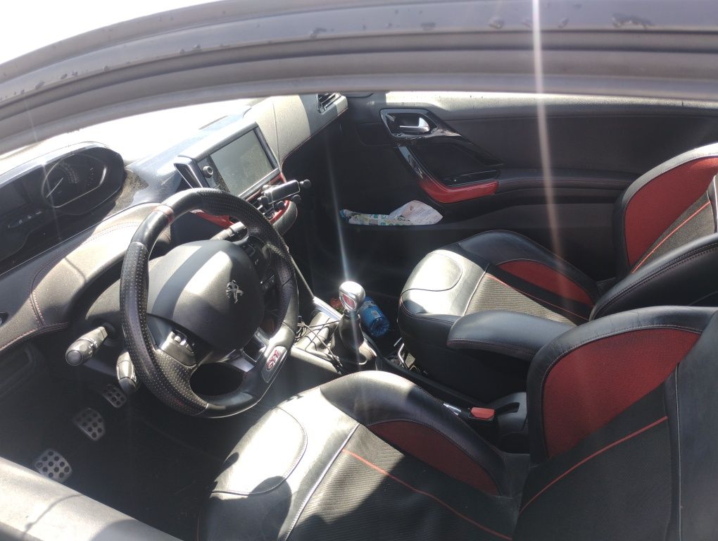 Peugot 208GTI jeżdżący