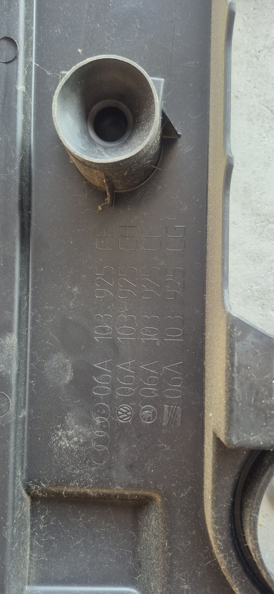 Pokrywa osłona silnika 1.6 Mpi 102 km Volkswagen Audi Seat Skoda