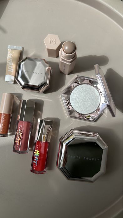 Saie Fenty Beauty,Hourglass, Benefit Whoop lash, patrick ta, tower 28