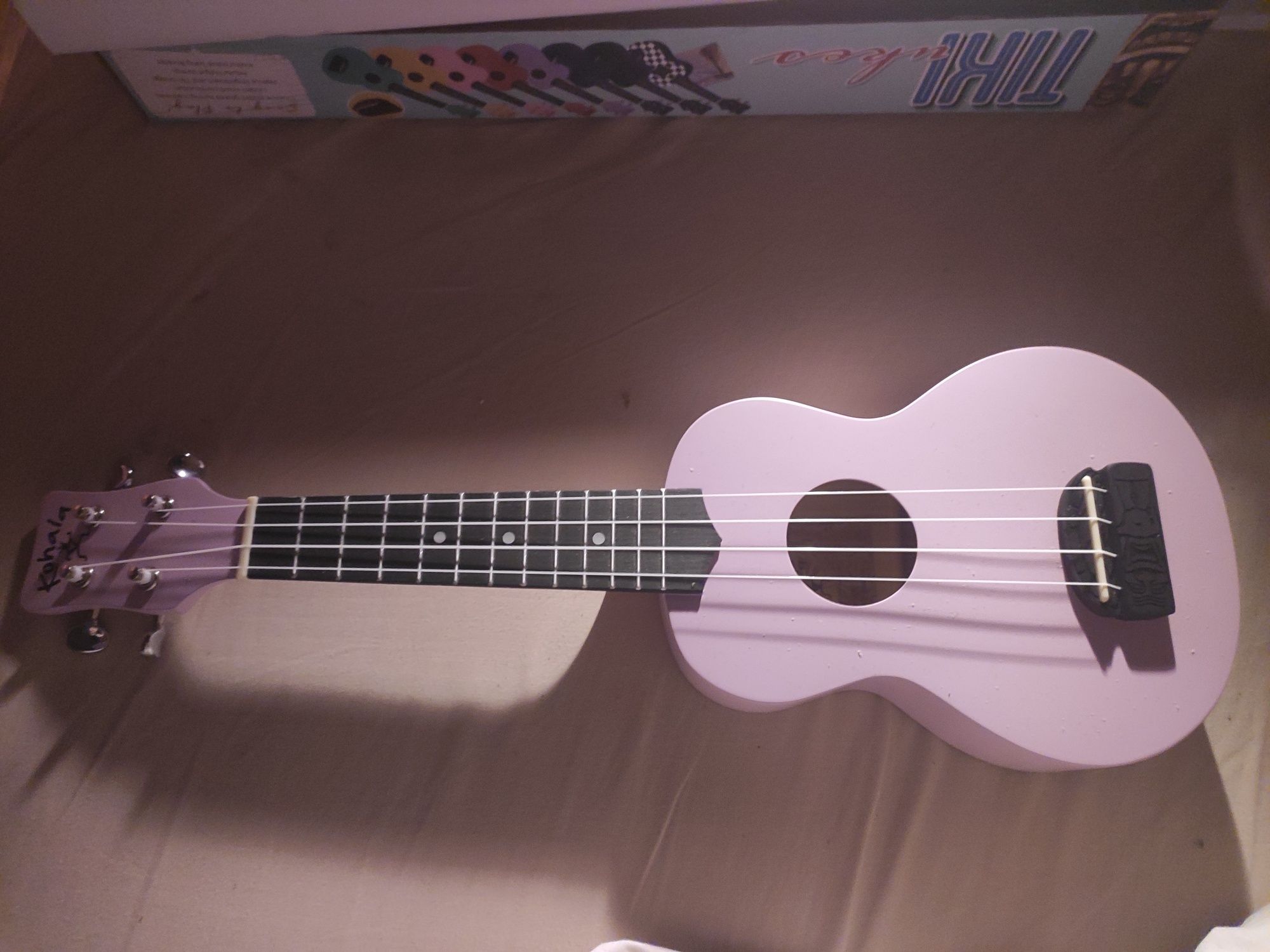 Ukulele w kolorze fioletowym