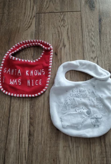 Dwa  świąteczne śliniaki biały i czerwony