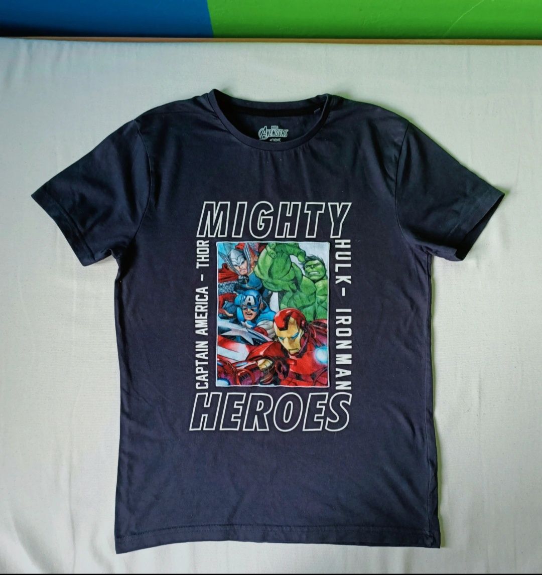 Next Granatowy t-shirt dla chłopca z bohaterami filmu Avengers Marvela