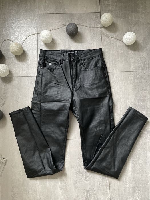 czarne spodnie z eko skóry Stradivarius, rozmiar S