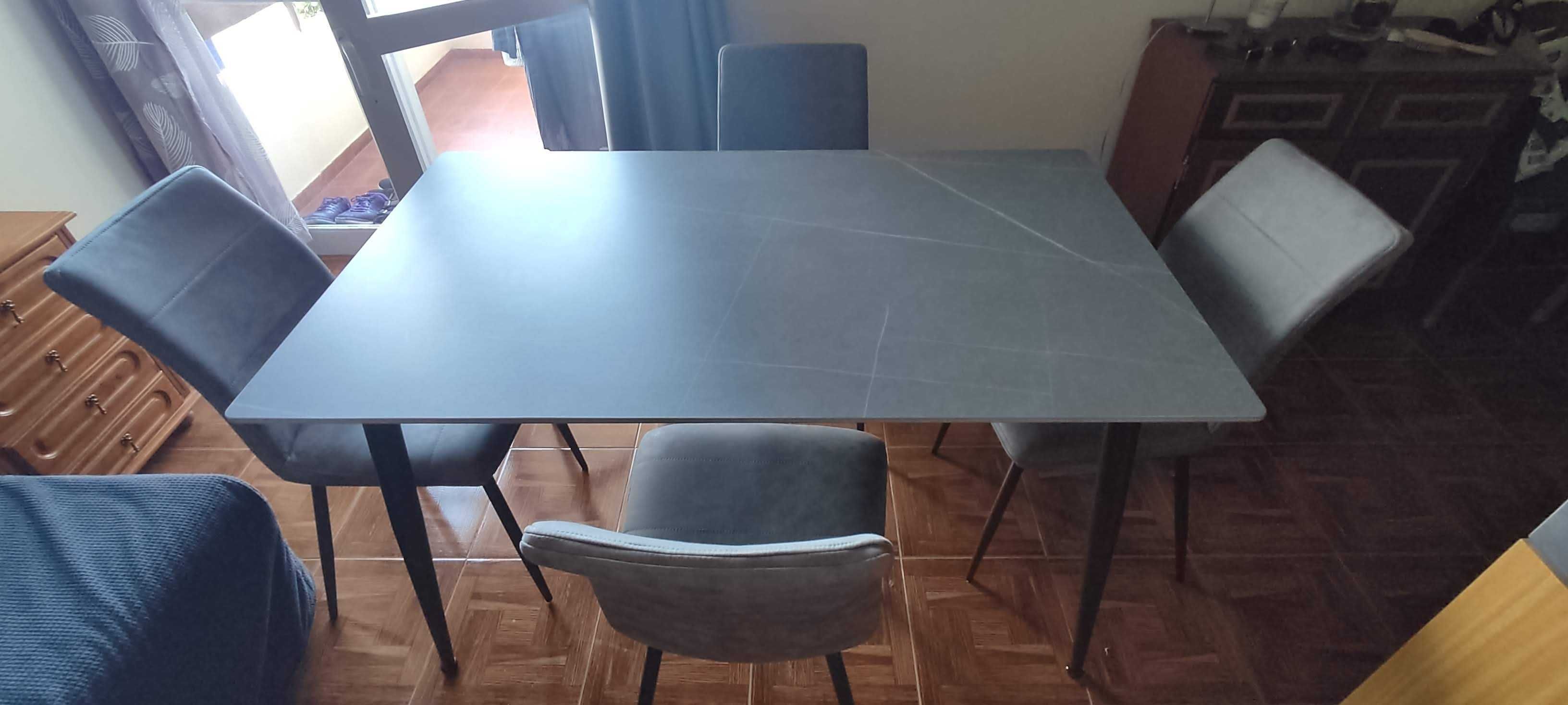 Mesa de sala com 4 cadeiras da Hôma como novas