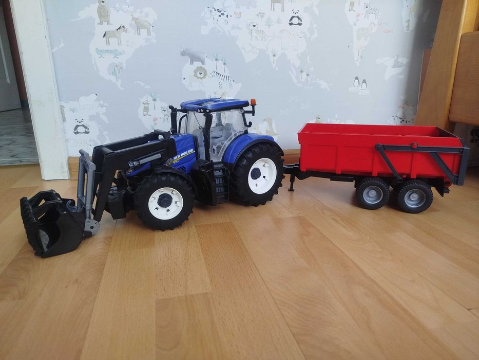 Трактор Bruder New Holland