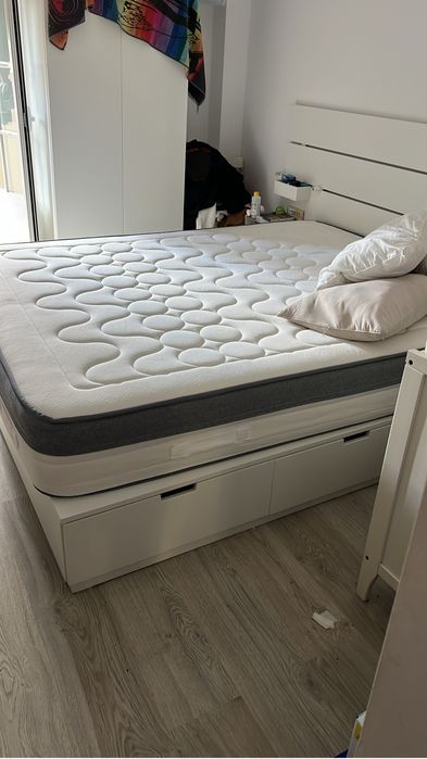 Cama e cabeceira nordli