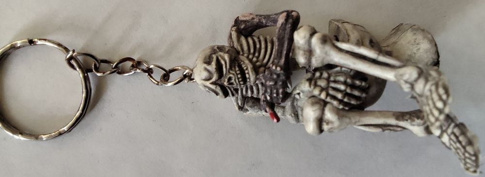 Брелок в виде скелета на унитазе