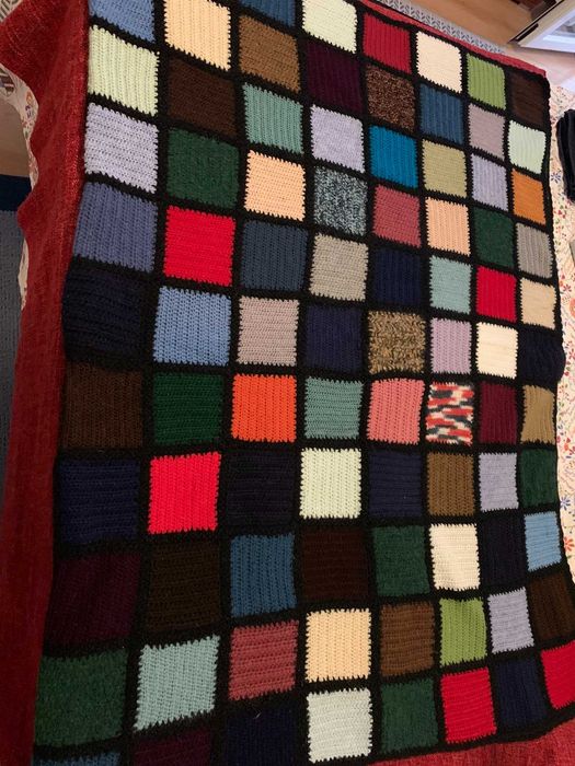 linda manta de retalho em lã feita á mão