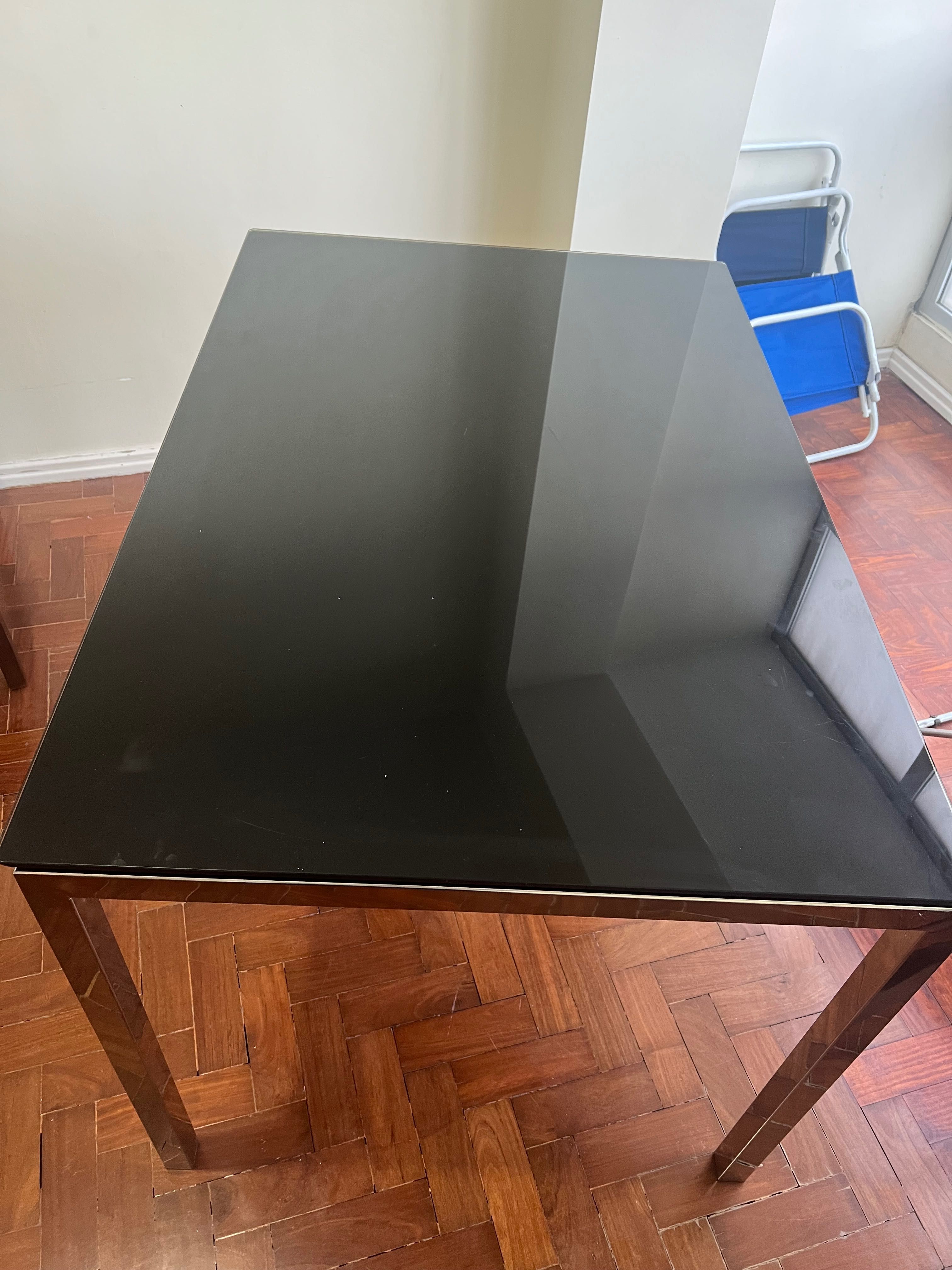 Mesa em vidro preto com pés em aço inox  4 lugares sem cadeiras