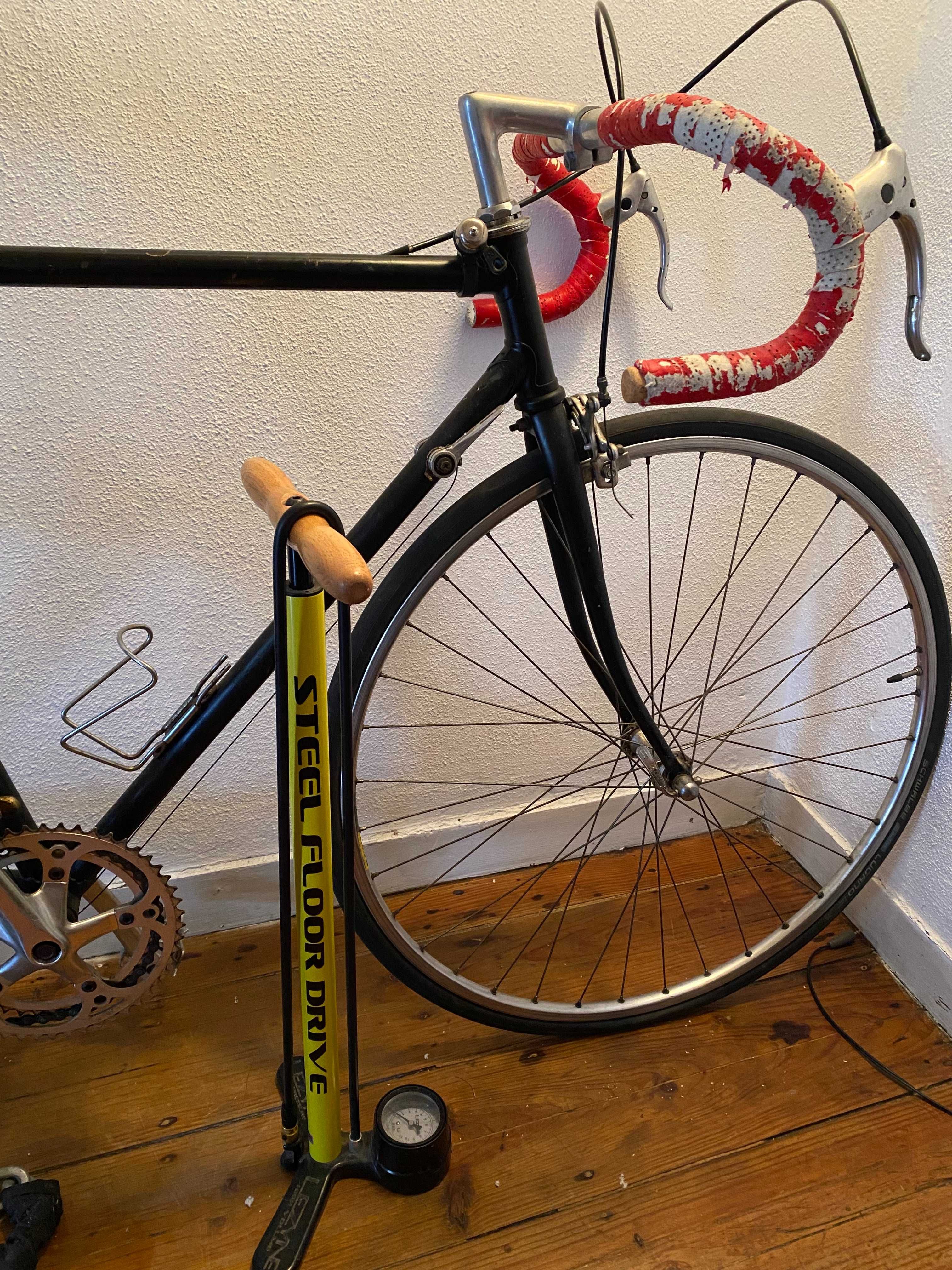 bicicleta corrida + bomba de ar de pé + cadeado Lock Force e capacete