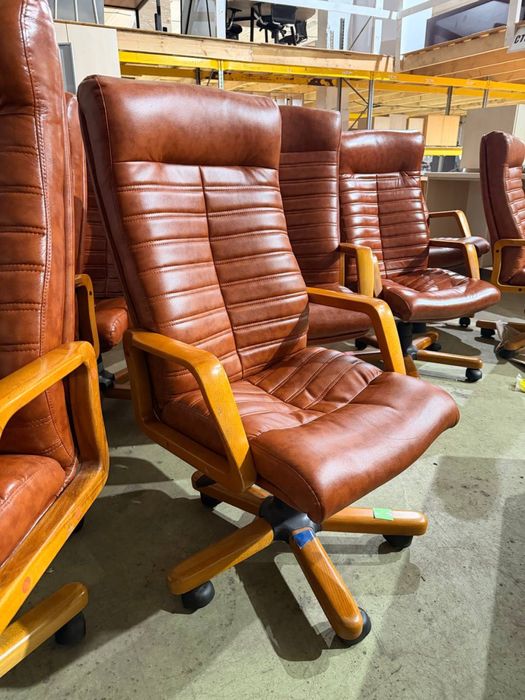 Крісло керівника, крісла в кількості, стан чудовий в наявності