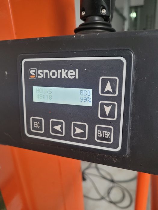 Zwyżka podnośnik kolumnowy platforma samojezdna Snorkel TM12