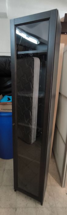 Móvel com prateleiras e porta de vidro transparente Ikea.