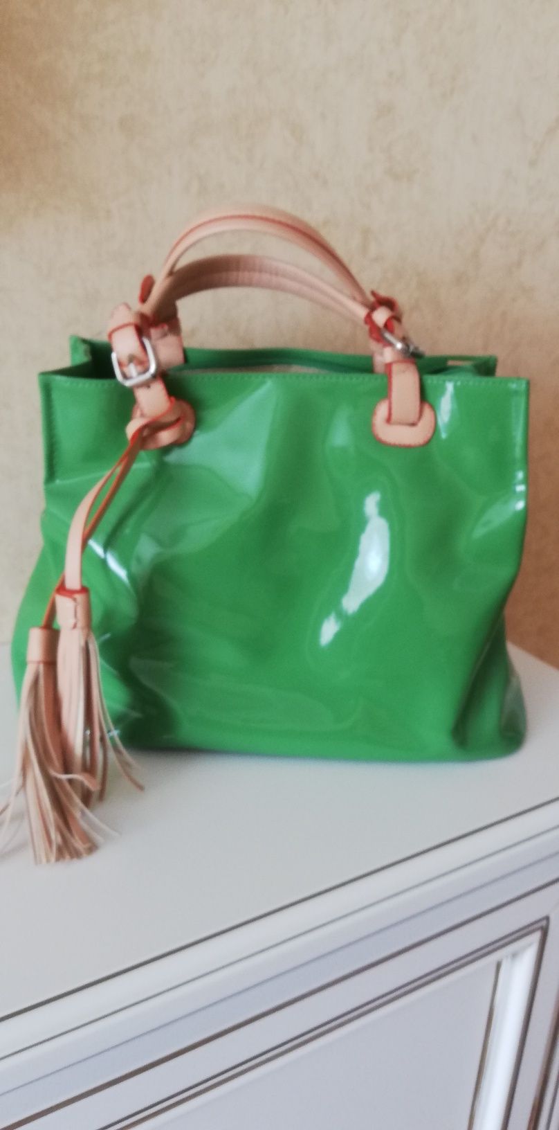 Продам лаковую зелёную сумку