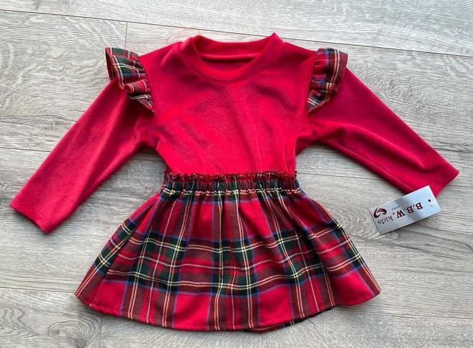 Czerwona sukienka w kratkę