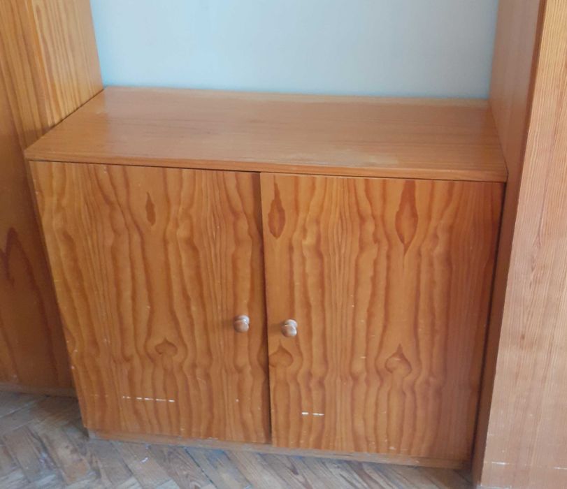 Móvel com prateleiras em pinho