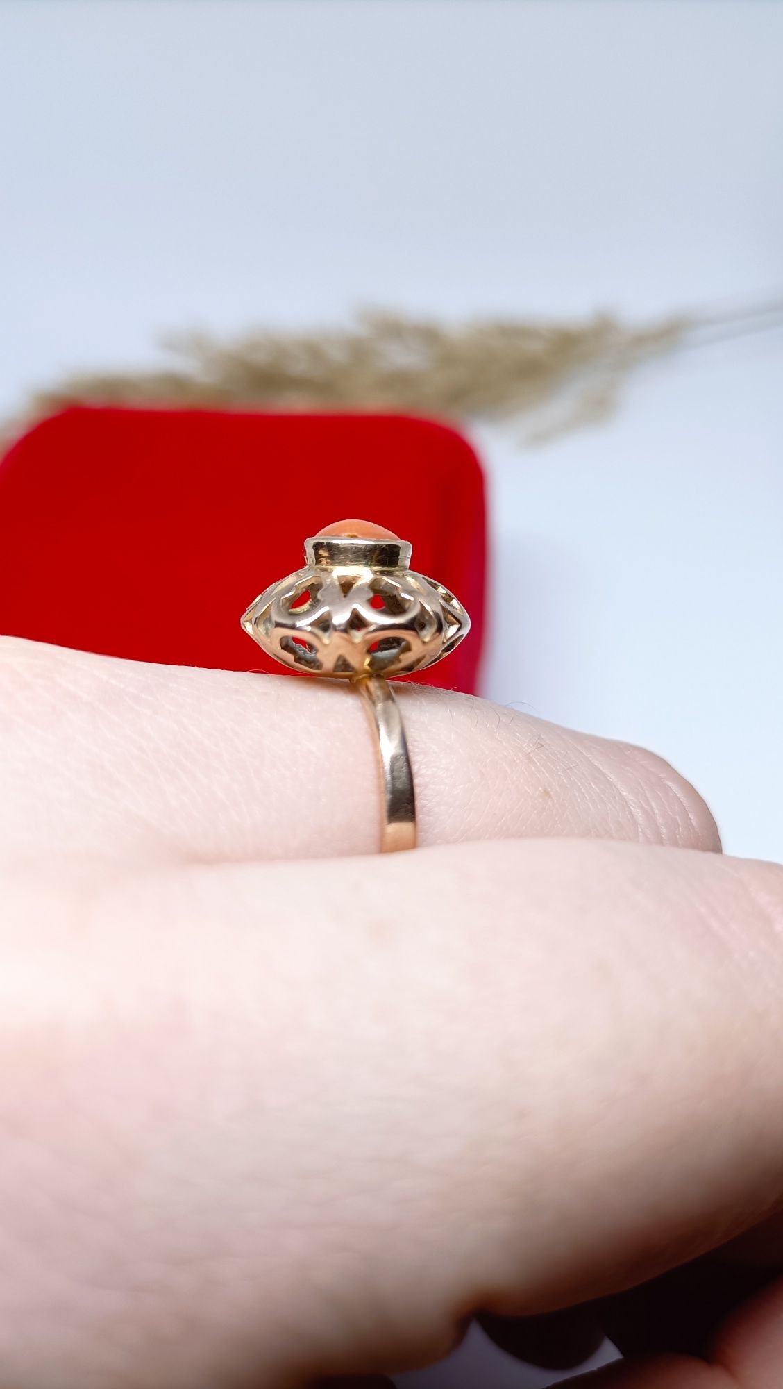 Piękny pierścionek z koralem ze złota, złoto pr. 585