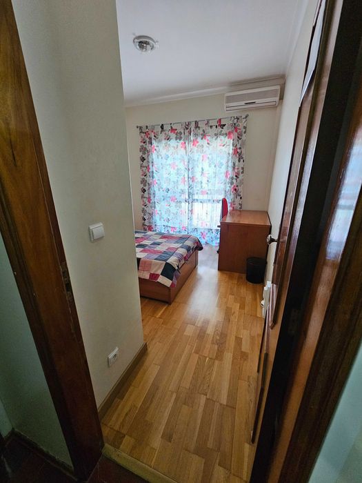 Quarto c/ Varanda e AC - Vale Flores