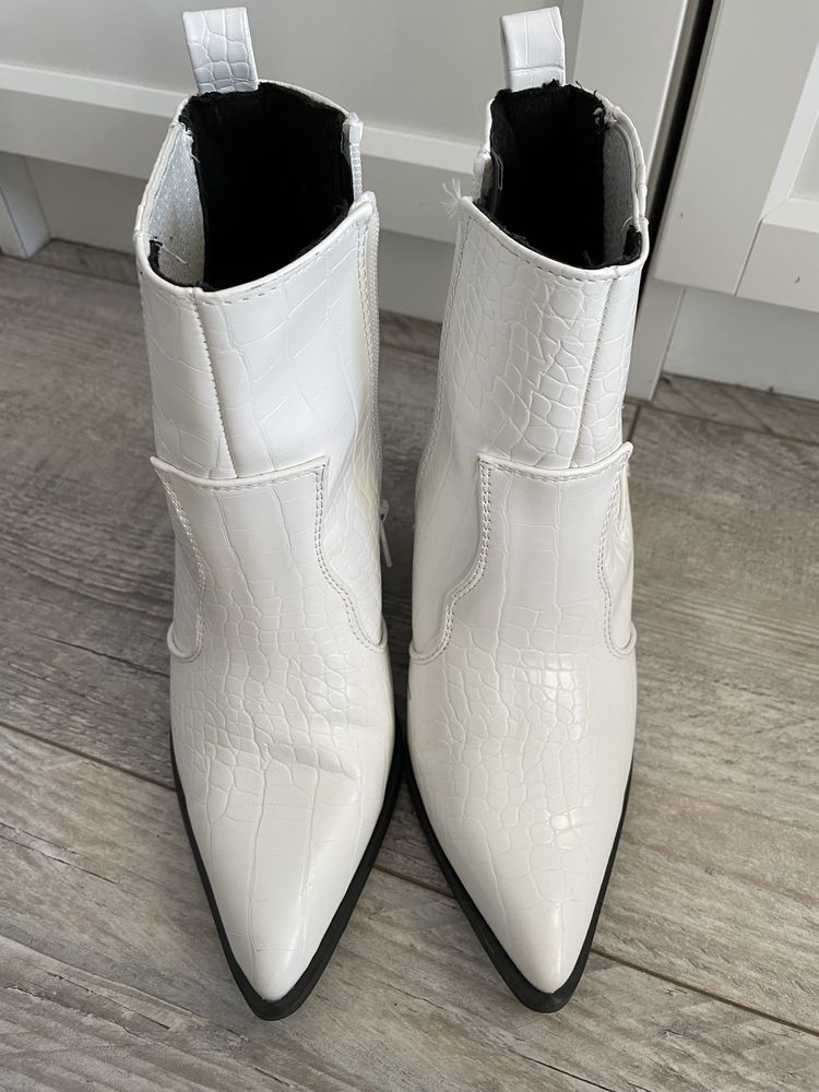 Białe botki kowbojki ASOS