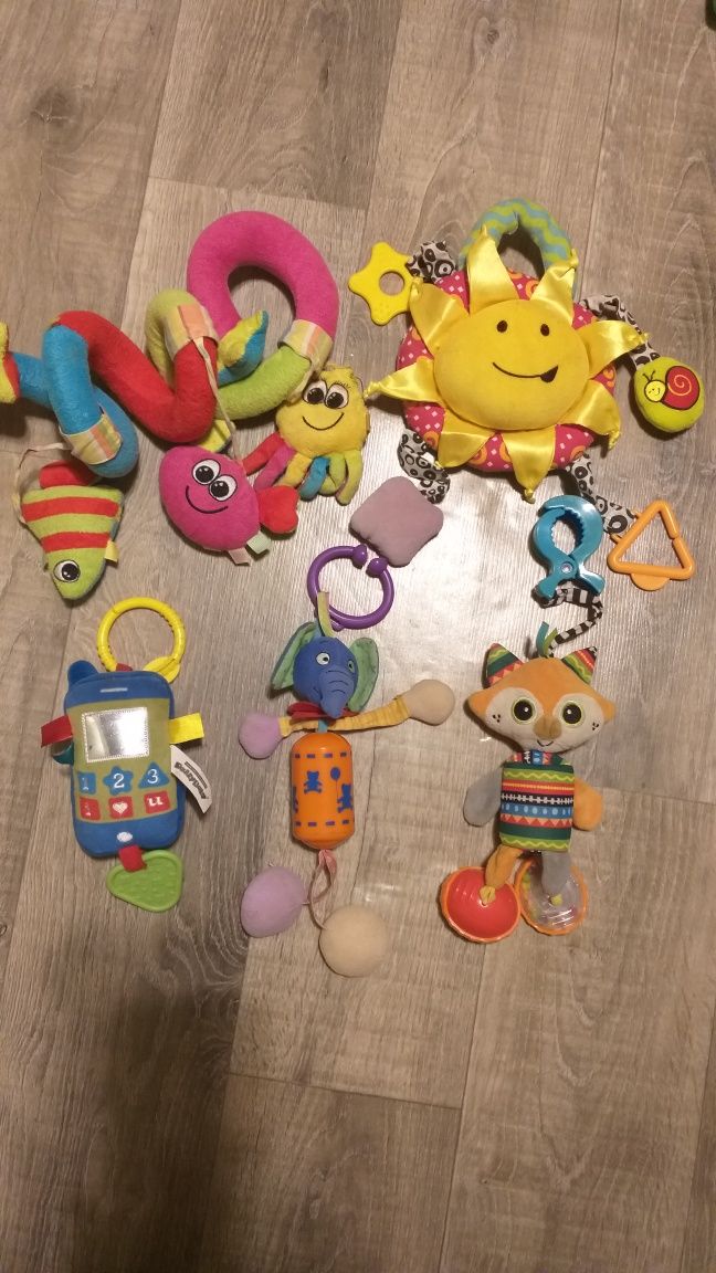 Продам іграшки на коляску, кроватку, подвески