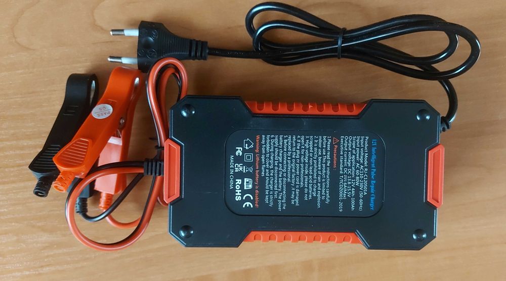 Prostownik samochodowy 12V / 6A