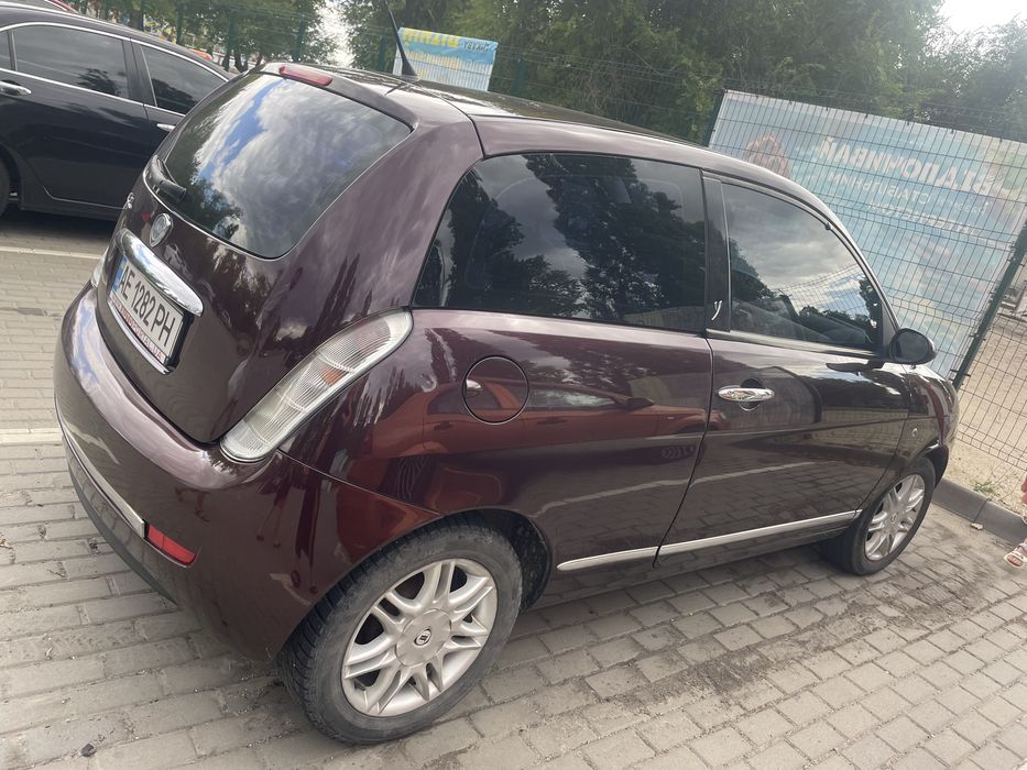 Lancia ypcilon женская машина