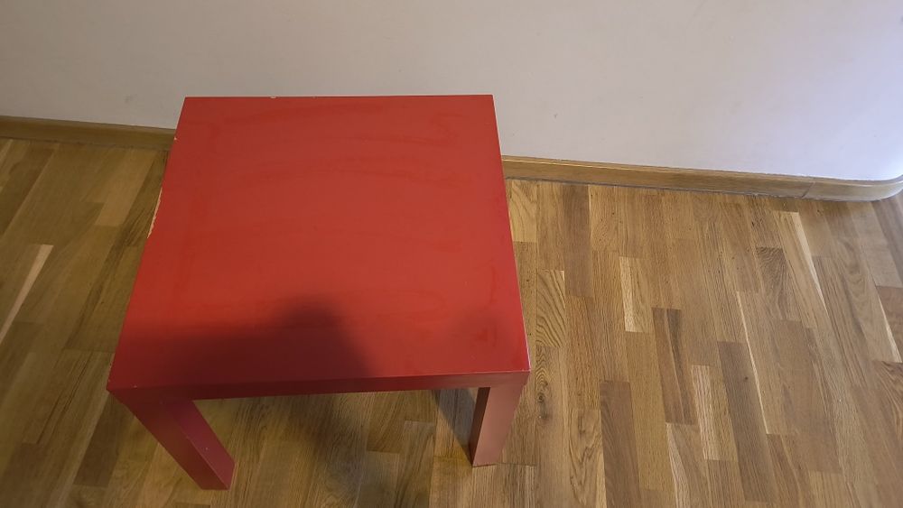 czerwony stolik dla dzieci