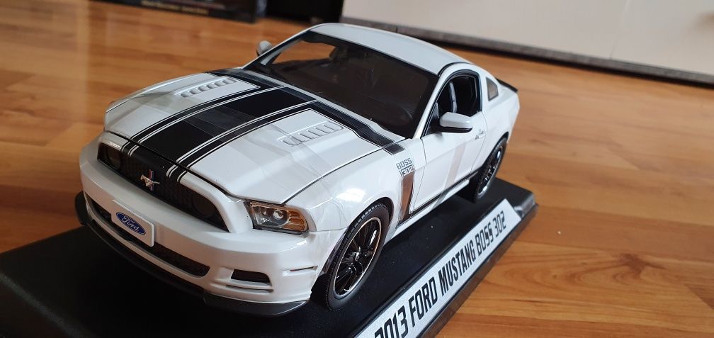 1:18 Shelby Collectibles Ford Mustang BOSS 302