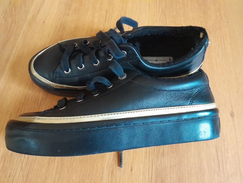 Кросівки Tommy Hilfiger.