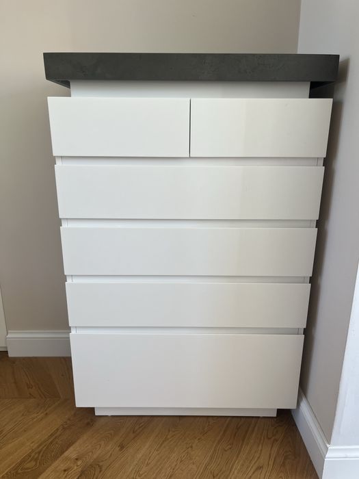 Wysoka komoda imitacja betonu