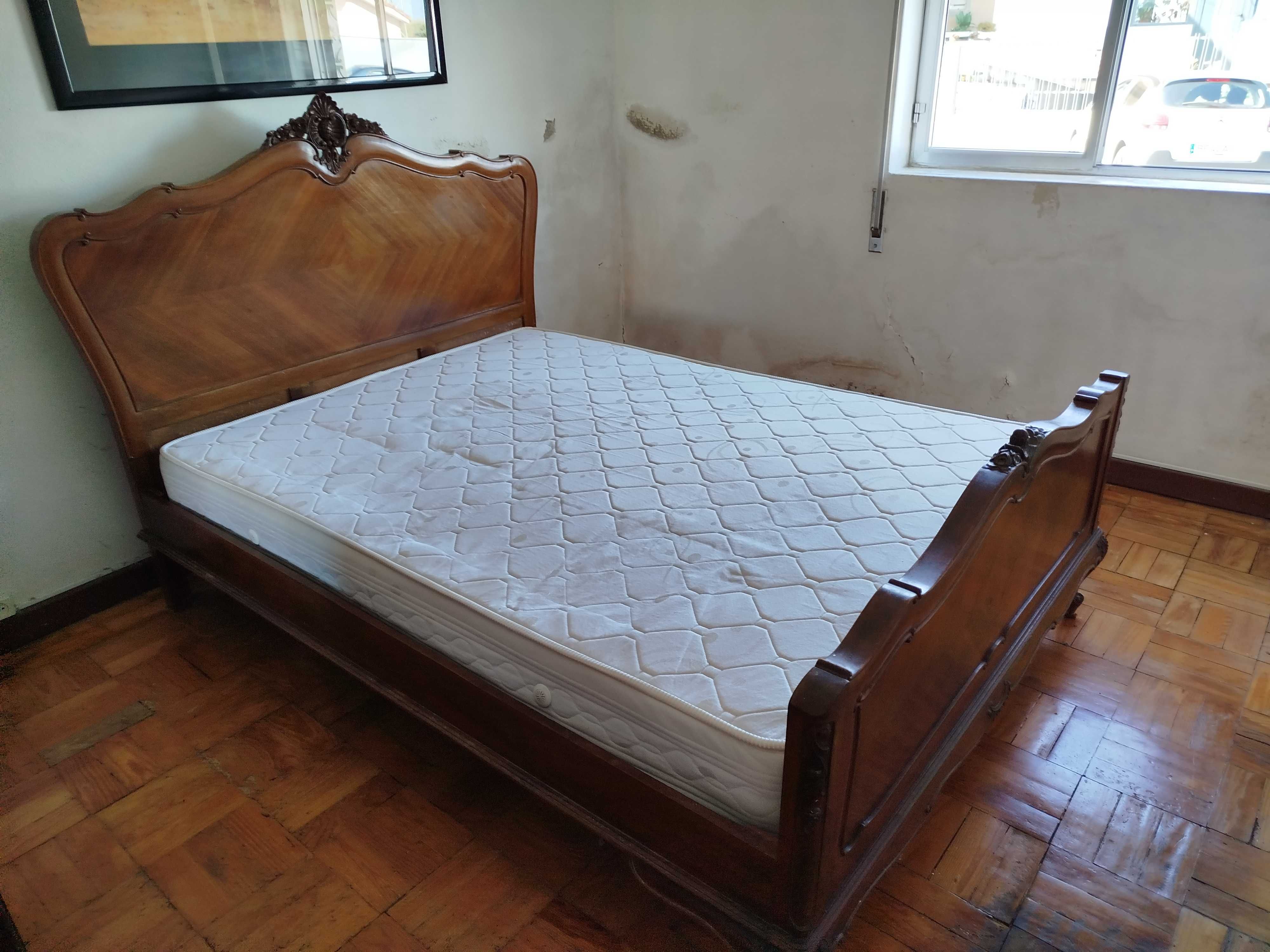 Cama de casal com colchão em madeira maciça e cor castanho