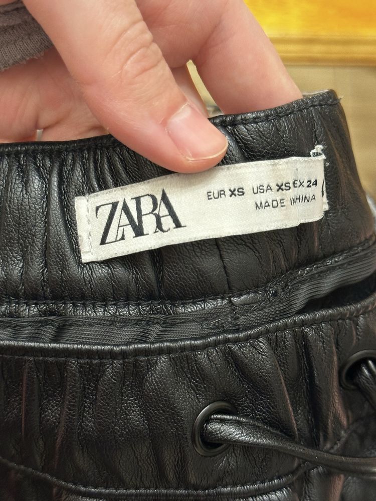 Кожаные брюки zara