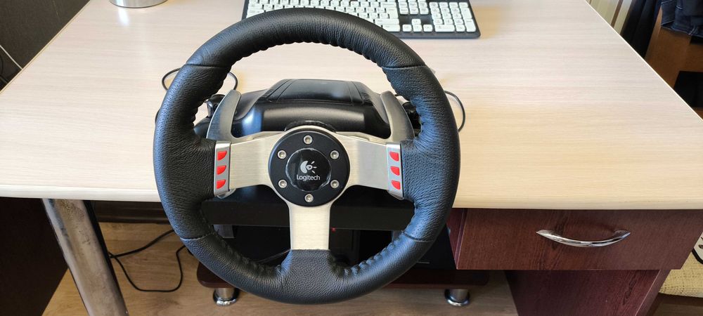 Продам ігрове кермо logitech G27