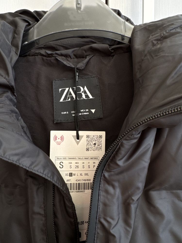 Куртка Zara чорна з капюшоном