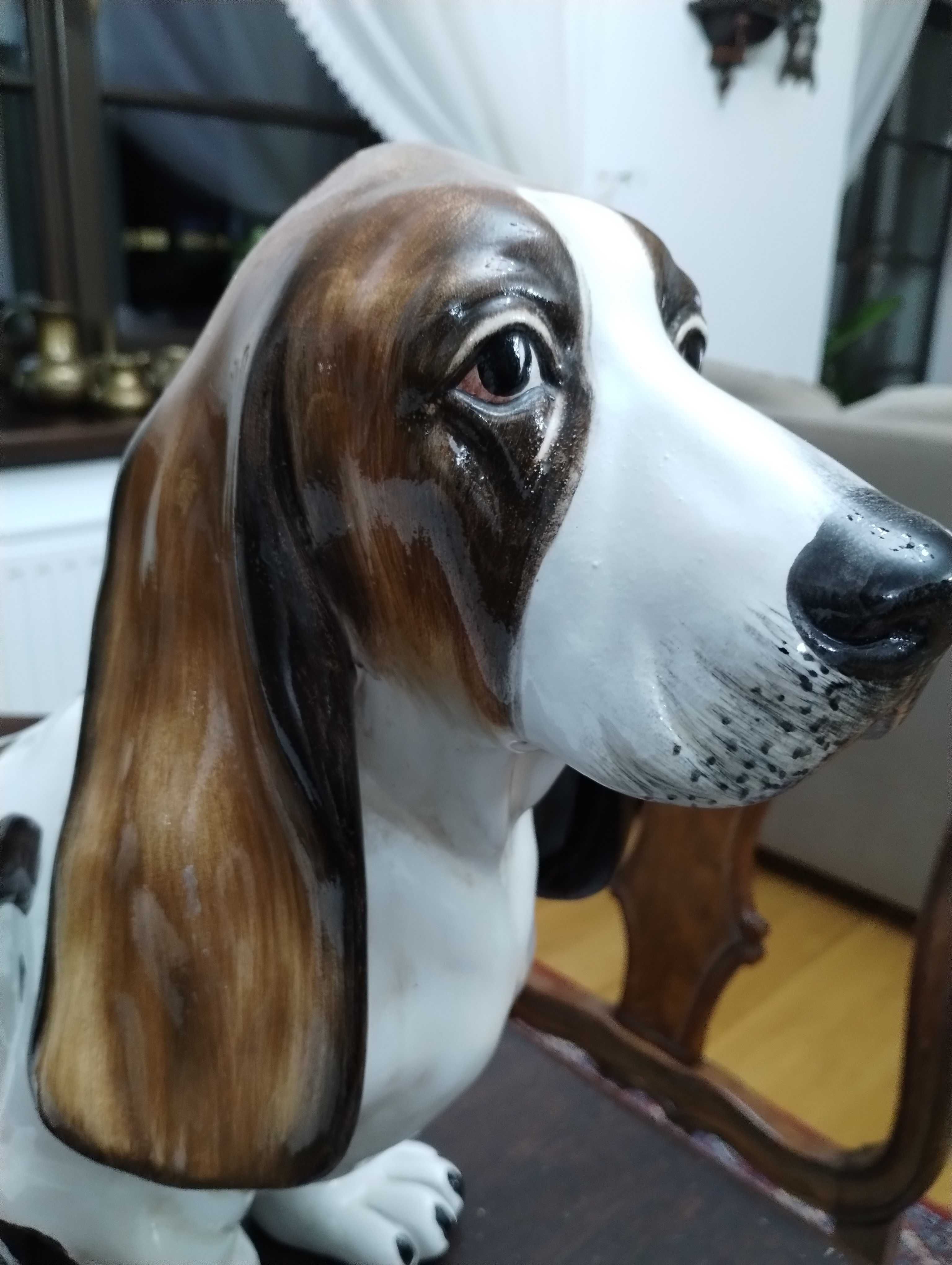 Pies z porcelany Basset Hound z włoskiej ceramiki.