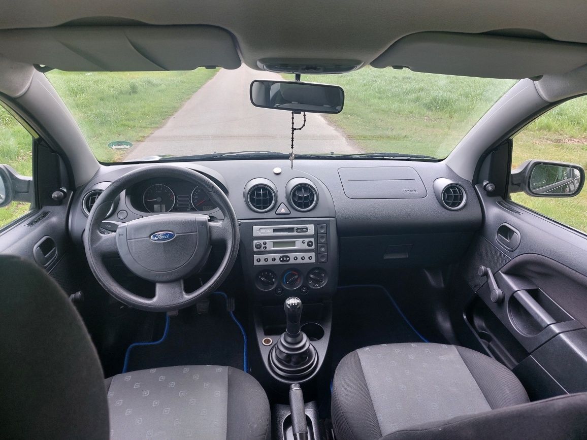 Ford Fiesta 1.3 benzyna  Klimatyzacja Doinwestowany