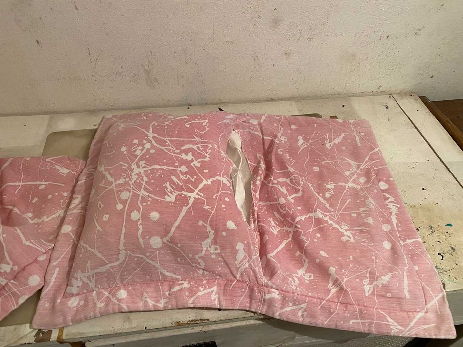 2 fronhas de almofada rosas e brancas