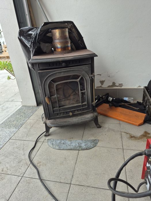 Salamandra a lenha com toda a tubagem necessaria