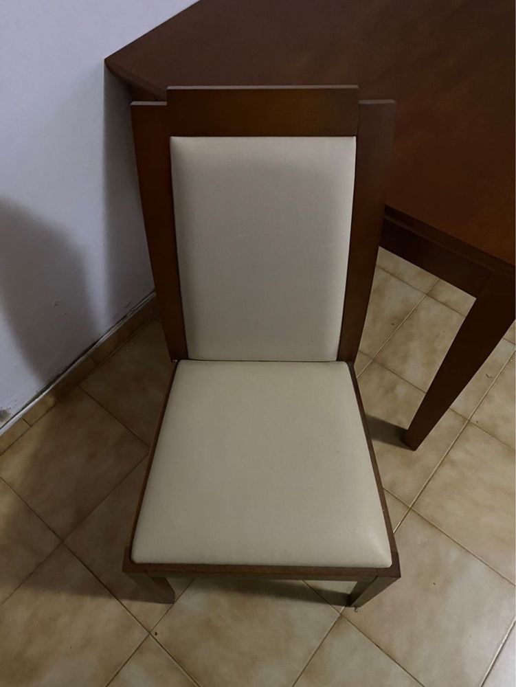 Mesa de sala e cadeiras