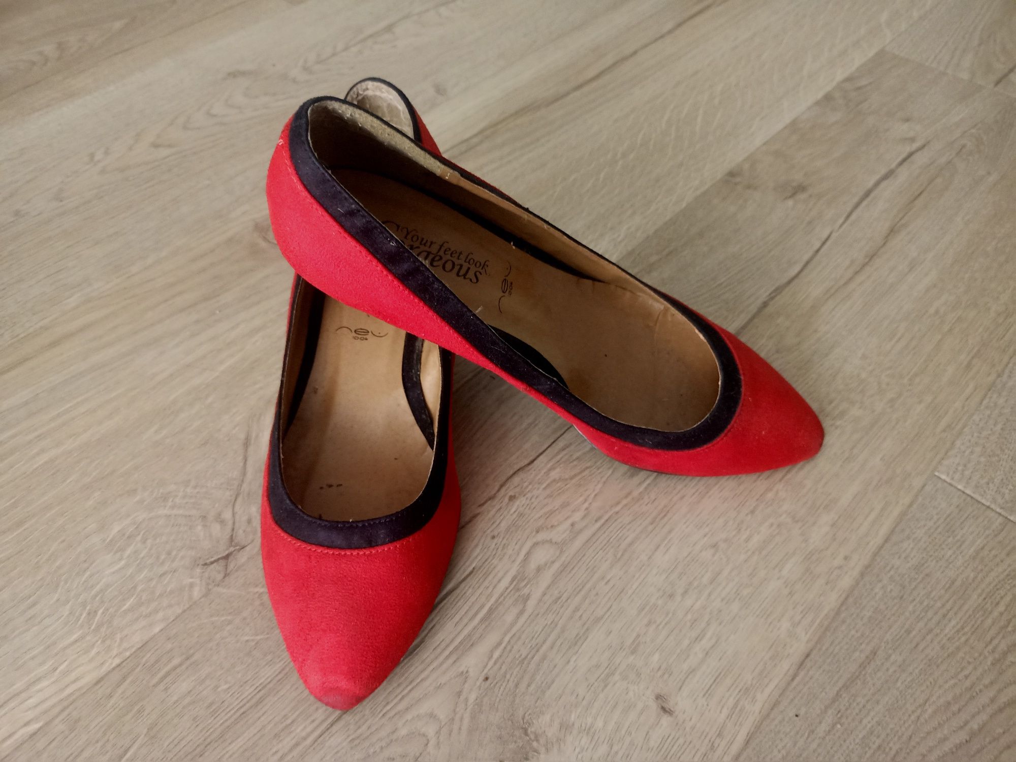 Eleganckie buty czerwone na małym obcasie