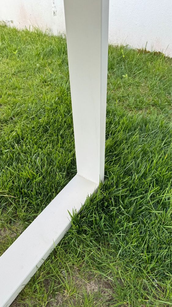 Mesa exterior de refeições da marca Sklum
