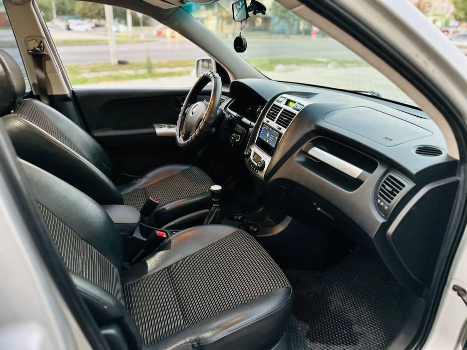 Продам Kia Sportage с надійним двигуном 2 л дизель